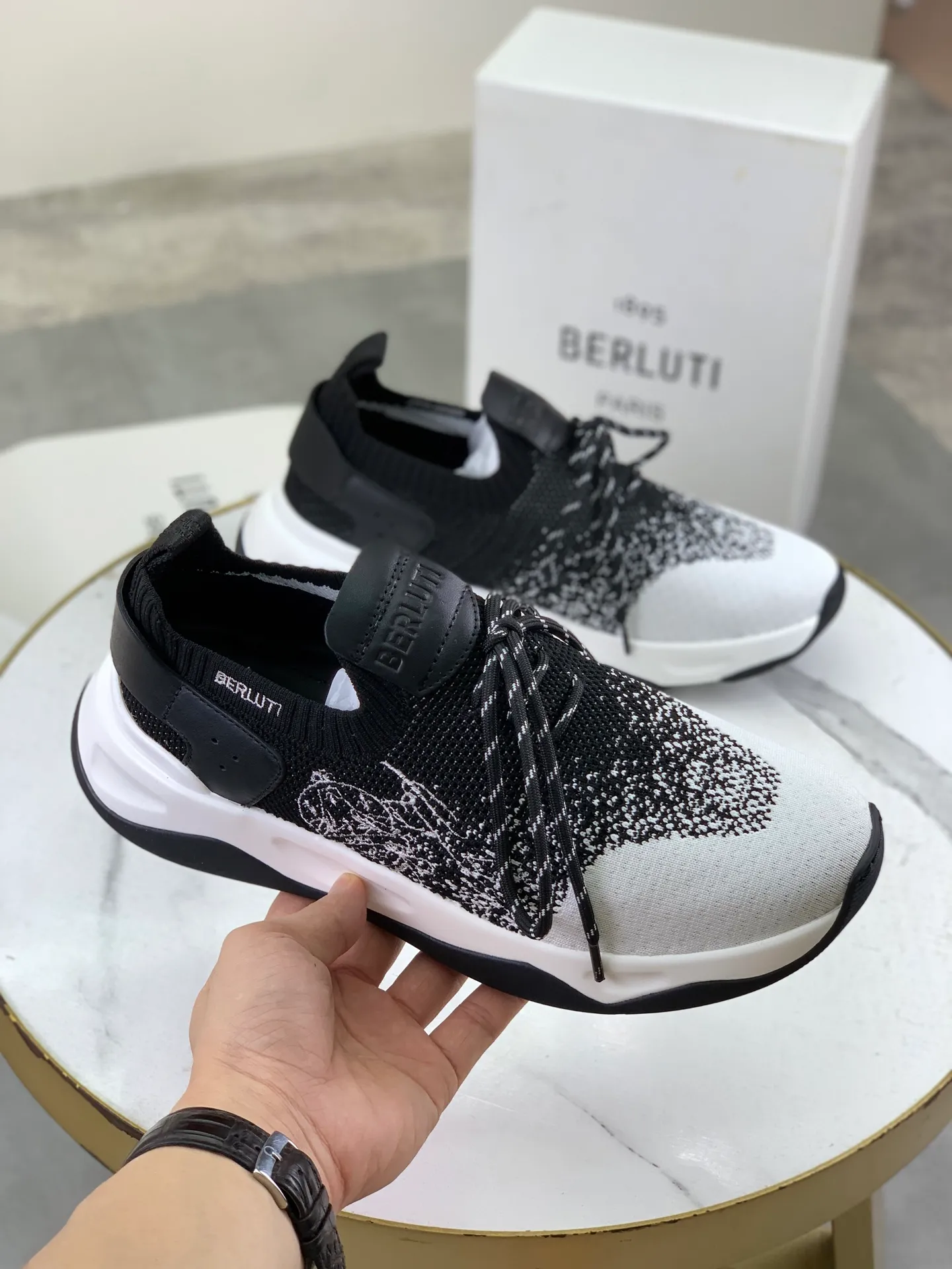 Factory price P680 💰Top purchasing quality💎💎Berlut* France's top men's shoes, the Berluti brand broke the rules in its debut and launched a new Edge shoe last. This model is hand-crafted with exquisite and fashionable fly-woven cowhide, a water-dyed cowhide lining, and an original color-blocked lightweight and wear-resistant rubber sole. This bold improvement of the iconic shoe last is of great significance to the creative work of its unique shape and edge width. On Alessandro shoes, this sharp-edged silhouette is made more see-through through Kris' bold and professional new Cloudy dyeing, making it classic and fashionable! Size: 39-45 (38 and 46 sizes can be customized)